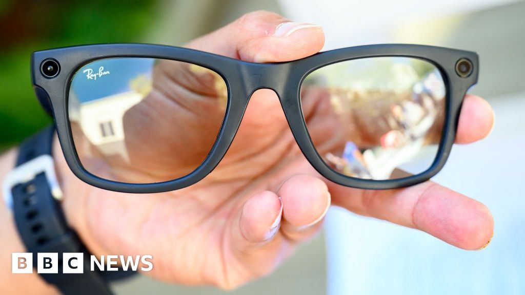 Meta glasses: Is it okay to film people in public places?